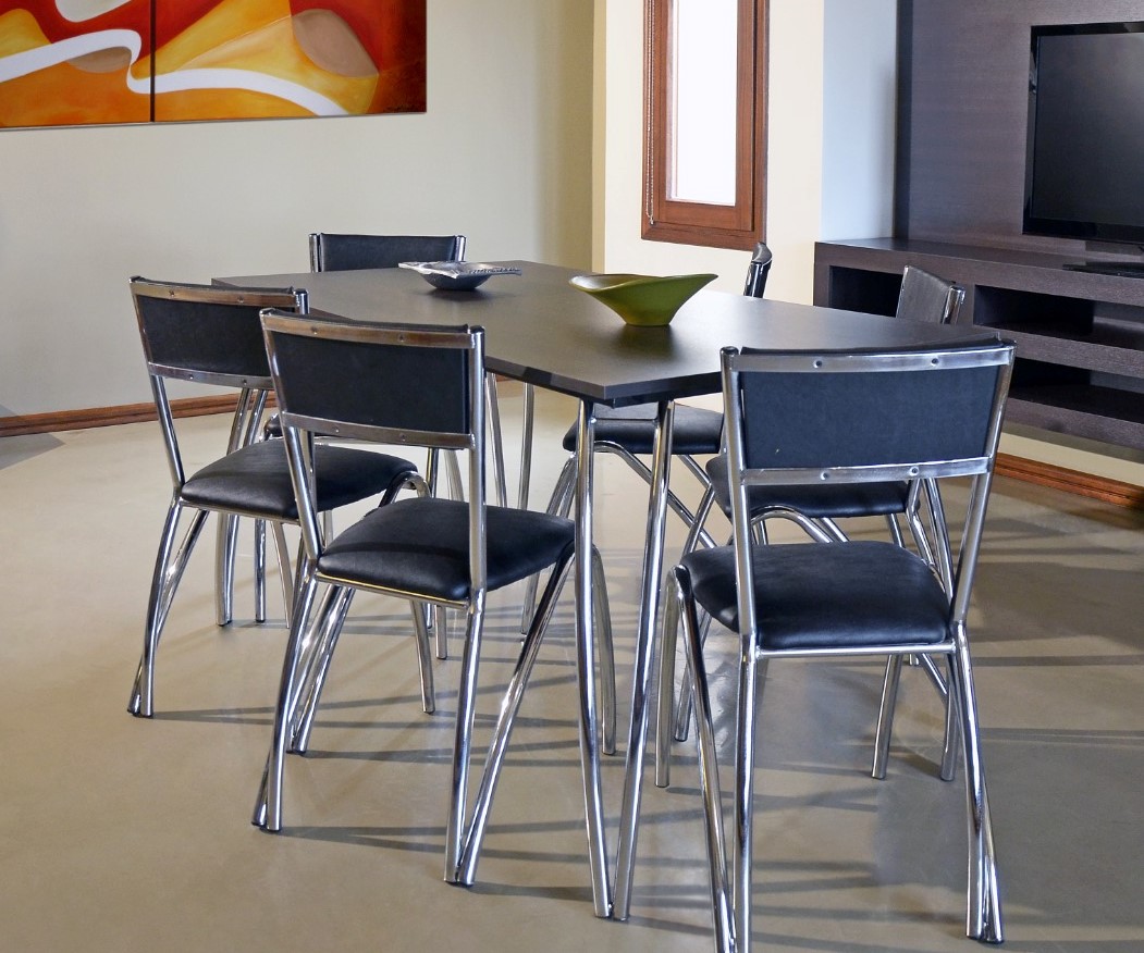 living con sillas y mesa